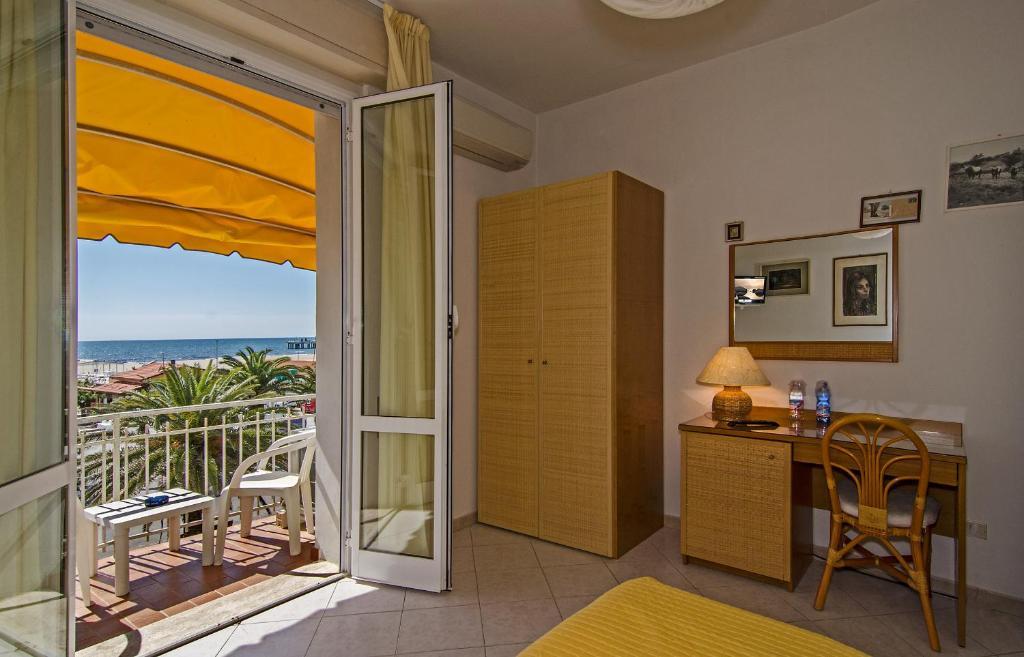 מרינה די פיאטרסנטה Hotel Alk מראה חיצוני תמונה