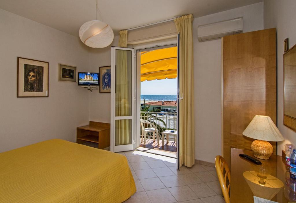 מרינה די פיאטרסנטה Hotel Alk מראה חיצוני תמונה